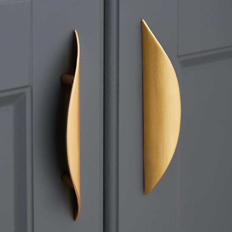 European Simple Metal Pull Handle Modern Zinc Alloy Moon Shape Drawer Pulls Kitchen Cabinet Wardrobe Closet Door Gold Handle for Furniture Hardware