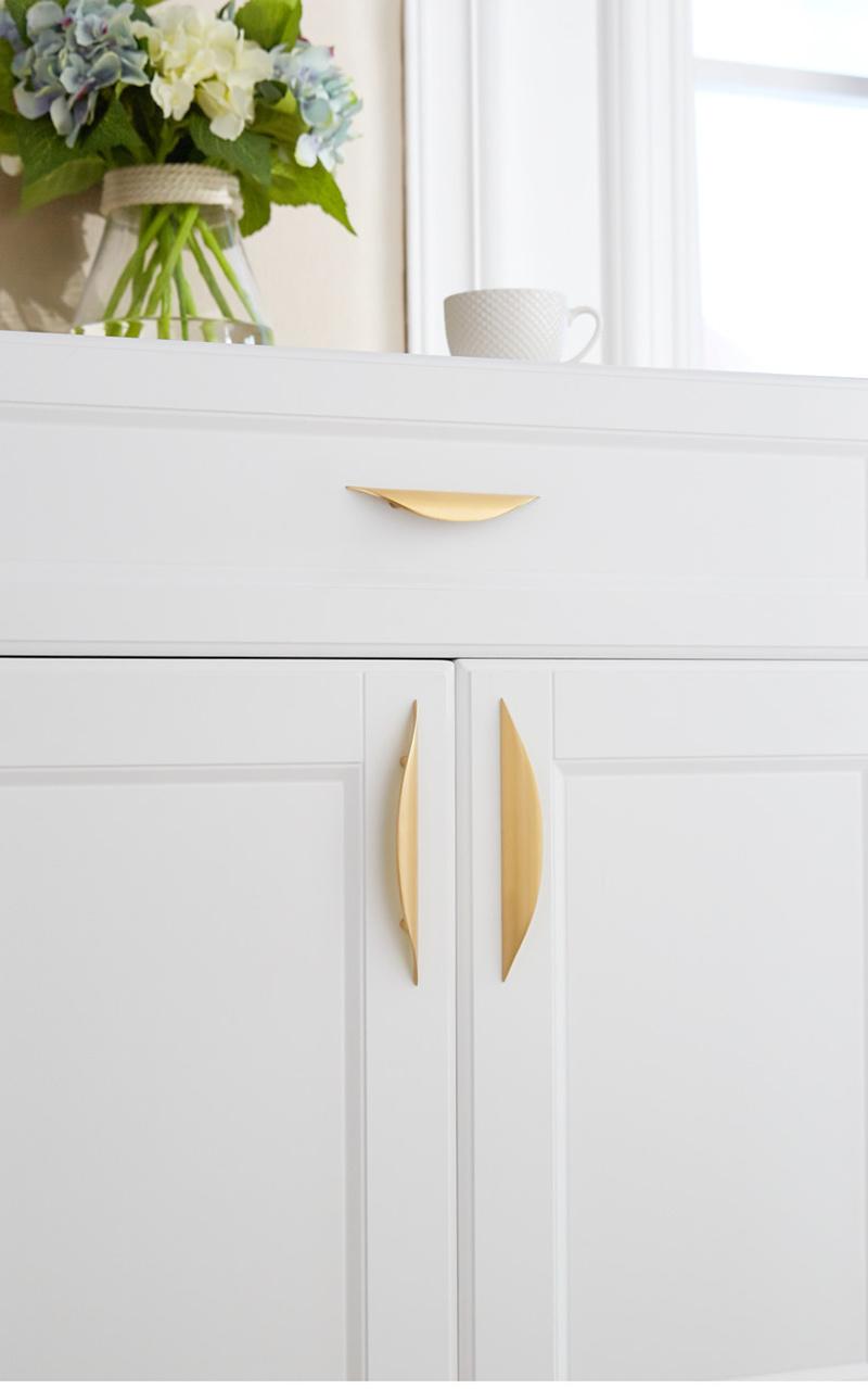 European Simple Metal Pull Handle Modern Zinc Alloy Moon Shape Drawer Pulls Kitchen Cabinet Wardrobe Closet Door Gold Handle for Furniture Hardware