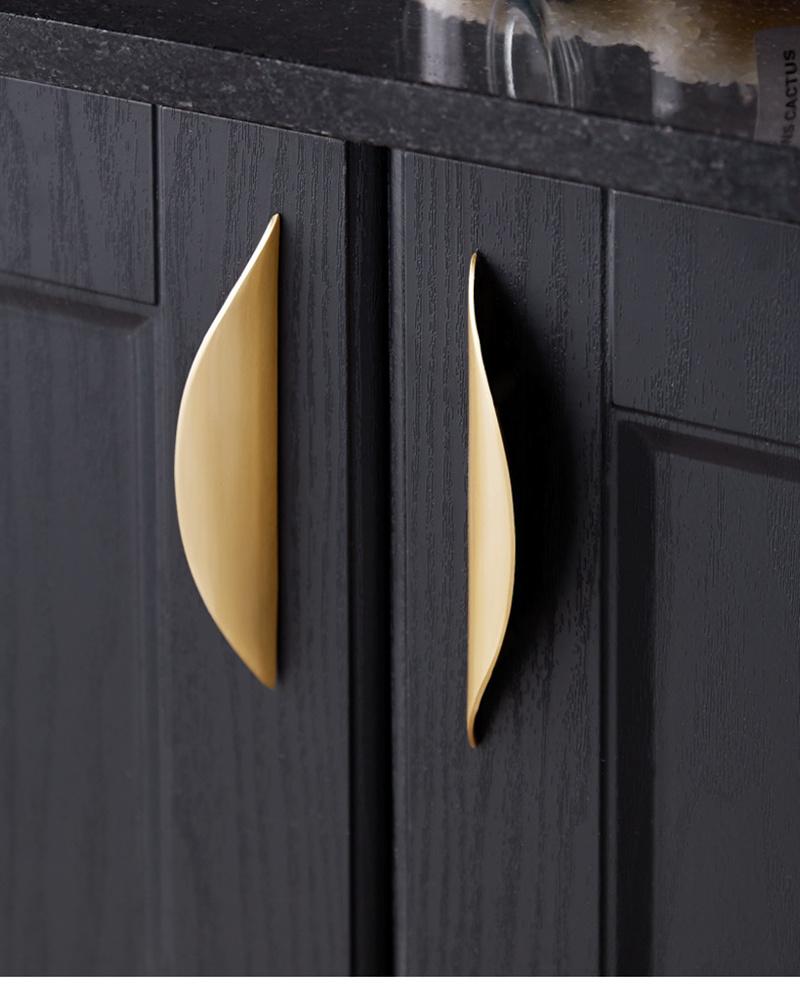 European Simple Metal Pull Handle Modern Zinc Alloy Moon Shape Drawer Pulls Kitchen Cabinet Wardrobe Closet Door Gold Handle for Furniture Hardware